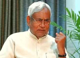 बिहार के लोग, जो बाहर फंसे हुए हैं, उनकी परेशानियों दूर करें बिहार के लोग, जो बाहर फंसे हुए हैं, उनसे फीडबैक लेकर उनकी परेशानियों दूर करें। जो घर आ गये हैं, उनकी पहचान कर टेस्ट करायें और जरूरी मदद करें। मुख्यमंत्री नीतीश कुमार ने कोरोना वायरस से उत्पन्न स्थितियों की समीक्षा के दौरान ये निर्देश दिये।