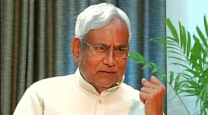 भाजपा से पिंड छुड़ाने के फेर में हैं नीतीश कुमार बिहार के लोग, जो बाहर फंसे हुए हैं, उनसे फीडबैक लेकर उनकी परेशानियों दूर करें। जो घर आ गये हैं, उनकी पहचान कर टेस्ट करायें और जरूरी मदद करें। मुख्यमंत्री नीतीश कुमार ने कोरोना वायरस से उत्पन्न स्थितियों की समीक्षा के दौरान ये निर्देश दिये।