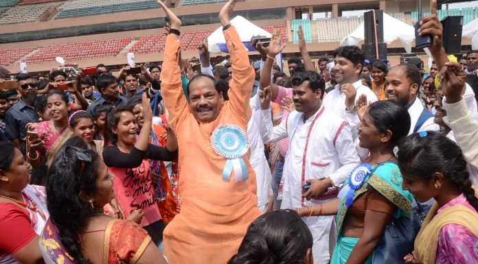 अशिक्षा ही गरीबी की जड़ में छिपी हुई हैः रघुवर