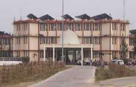 पहले कुलपति से लड़े और अब कुलसचिव ने इस्तीफा दे दिया