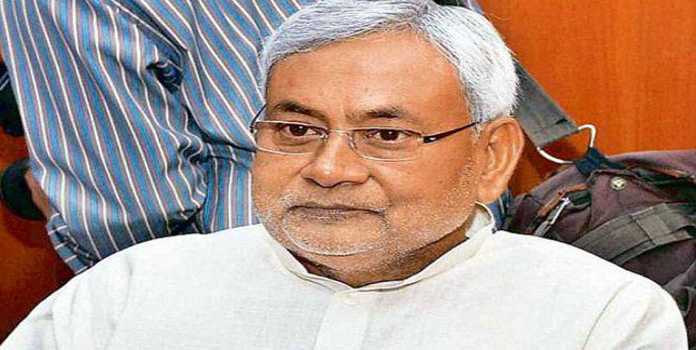 मुजफ्फरपुर की घटना पर नीतीश ने चुप्पी तोड़ी, कहा- काफी आहत हूं नीतीश कुमार पर उनकी ही सरकार के साझीदार दल बीजेपी का दबाव बढ़ने लगा है कि वे कोटा में फंसे बिह7ार के बच्चों को लाने की पहल करें।