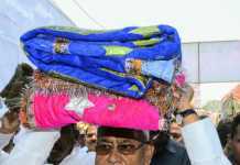 नीतीश की चुप्पी किसी बड़े तूफान का संकेत तो नहीं मजार पर चादर चढ़ाने जाते नीतीश कुमार (फाइल फोटो)