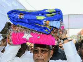 बिहार में नीतीश कुमार की गायब हुई जमा पूंजी, अब आगे क्या होगा मजार पर चादर चढ़ाने जाते नीतीश कुमार (फाइल फोटो)