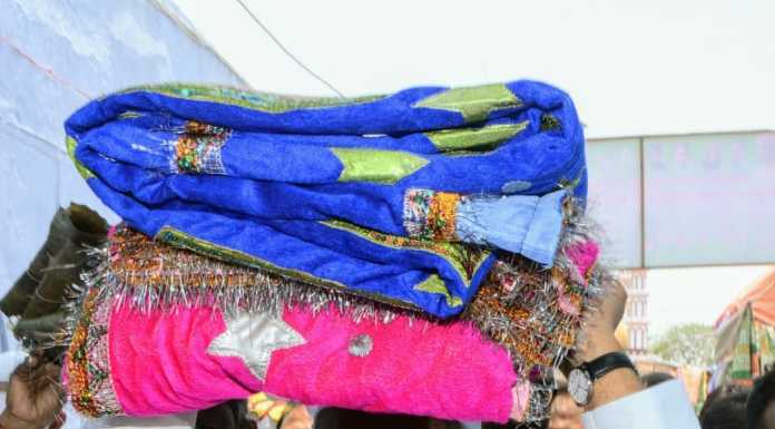 नीतीश की चुप्पी किसी बड़े तूफान का संकेत तो नहीं मजार पर चादर चढ़ाने जाते नीतीश कुमार (फाइल फोटो)