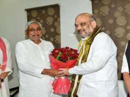 बिहार में बीजेपी बनी बेचारी, घाटा उठा कर जदयू से निभायी यारी यह दोस्ती हम नहीं तोड़ेंगेः अमित शाह का स्वागत करते नीतीश कुमार (फाइल फोटो)