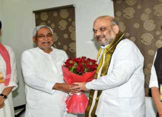 अमित शाह के रचे चक्रव्यूह को कैसे भेद पाएंगे नीतीश कुमार यह दोस्ती हम नहीं तोड़ेंगेः अमित शाह का स्वागत करते नीतीश कुमार (फाइल फोटो)