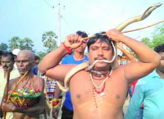 नाग पंचमी पर नागों के संग मेले में पहुंचे भक्त