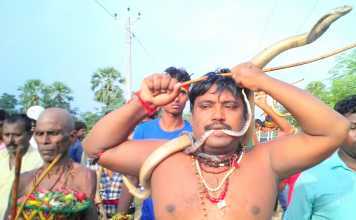 नाग पंचमी पर नागों के संग मेले में पहुंचे भक्त