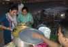 पांच रुपये में पटना में भोजन परोस रहीं पल्लवी और अमृता
