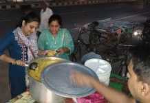 पांच रुपये में पटना में भोजन परोस रहीं पल्लवी और अमृता