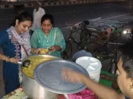 पांच रुपये में पटना में भोजन परोस रहीं पल्लवी और अमृता
