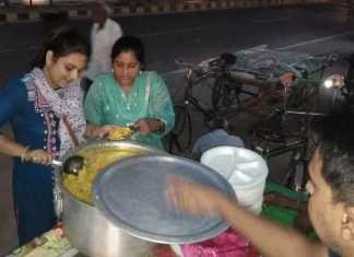 पांच रुपये में पटना में भोजन परोस रहीं पल्लवी और अमृता