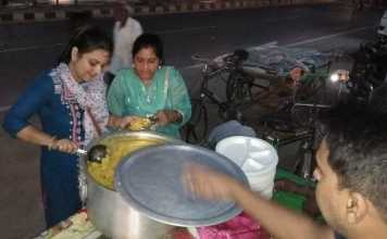 पांच रुपये में पटना में भोजन परोस रहीं पल्लवी और अमृता