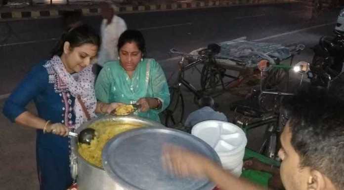 पांच रुपये में पटना में भोजन परोस रहीं पल्लवी और अमृता