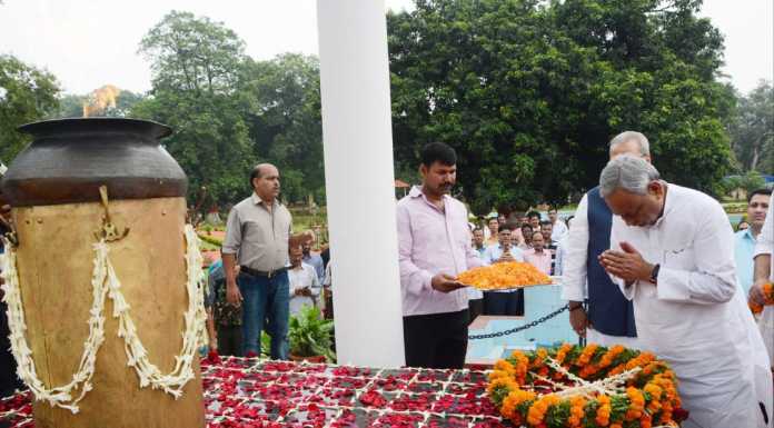 बिहारः अगस्त क्रांति के शहीदों को गवर्नर व सीएम ने दी श्रद्धांजलि