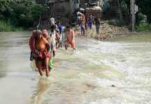 करेह नदी में पानी बढ़ने से गांव का संपर्क मुख्य सड़क से टूटा