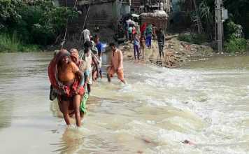 करेह नदी में पानी बढ़ने से गांव का संपर्क मुख्य सड़क से टूटा