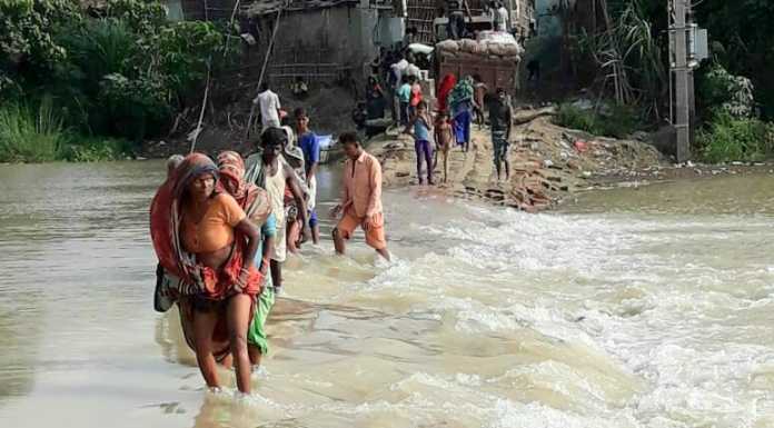 करेह नदी में पानी बढ़ने से गांव का संपर्क मुख्य सड़क से टूटा