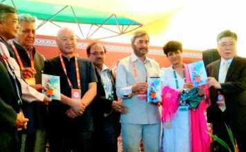 मंगला रानी की काव्य पुस्तक ‘खुशबुओं के चेहरे’ का मारिशस में विमोचन