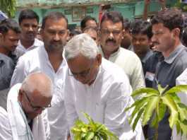 जदयू के दिवंगत कार्यकर्ता के मढ़ौरा स्थित घर पहुंचे मुख्यमंत्री नीतीश