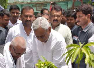 जदयू के दिवंगत कार्यकर्ता के मढ़ौरा स्थित घर पहुंचे मुख्यमंत्री नीतीश