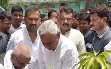 जदयू के दिवंगत कार्यकर्ता के मढ़ौरा स्थित घर पहुंचे मुख्यमंत्री नीतीश