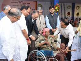 हर गरीब को गरिमा के साथ जीने का अधिकारः रघुवर दास