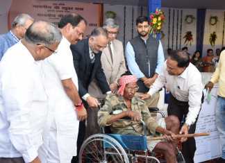 हर गरीब को गरिमा के साथ जीने का अधिकारः रघुवर दास