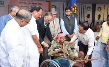 हर गरीब को गरिमा के साथ जीने का अधिकारः रघुवर दास