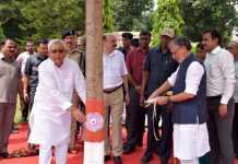 नीतीश कुमार ने पेड़ को राखी बांध मनाया रक्षा बंधन का त्योहार