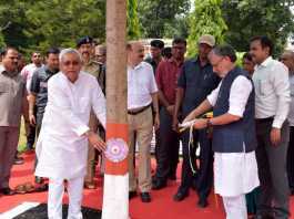 नीतीश कुमार ने पेड़ को राखी बांध मनाया रक्षा बंधन का त्योहार