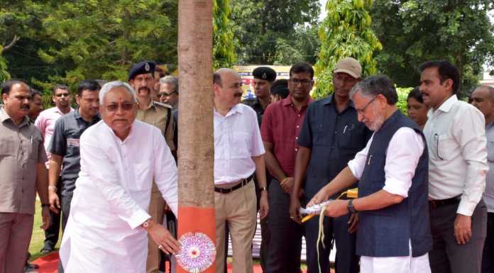 नीतीश कुमार ने पेड़ को राखी बांध मनाया रक्षा बंधन का त्योहार