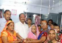 रक्षाबंधन पर रघुवर ने 1000 बहनों को बांटी गैस कनेक्शन की सौगात