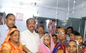 रक्षाबंधन पर रघुवर ने 1000 बहनों को बांटी गैस कनेक्शन की सौगात