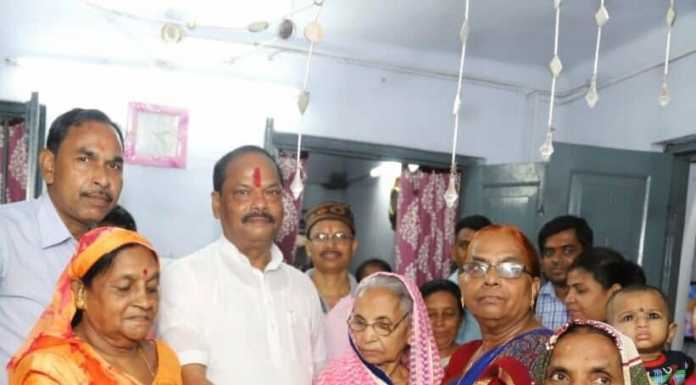 रक्षाबंधन पर रघुवर ने 1000 बहनों को बांटी गैस कनेक्शन की सौगात