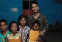 झोपड़पट्टी के बच्चों में शिक्षा का अलख जगा रहे मुरली झा