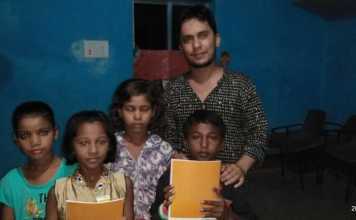 झोपड़पट्टी के बच्चों में शिक्षा का अलख जगा रहे मुरली झा