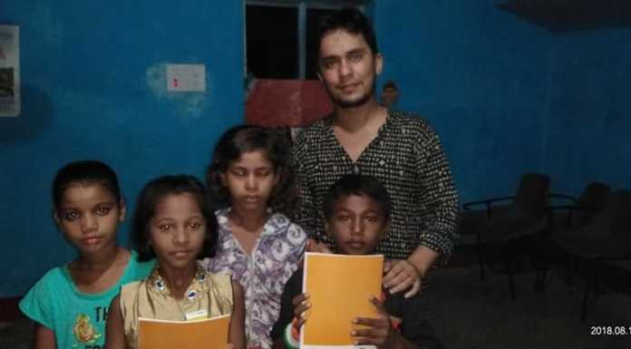 झोपड़पट्टी के बच्चों में शिक्षा का अलख जगा रहे मुरली झा