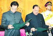 पाकिस्तान के 22वें प्रधानमंत्री के रूप में इमरान खान ने शपथ ली