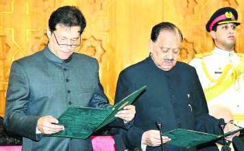 पाकिस्तान के 22वें प्रधानमंत्री के रूप में इमरान खान ने शपथ ली