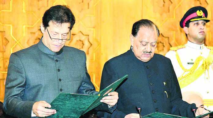 पाकिस्तान के 22वें प्रधानमंत्री के रूप में इमरान खान ने शपथ ली