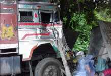 सारण समाचारः बालू लदे बेलगाम ट्रक ने 4 दुकानों को रौंदा, 2 जख्मी