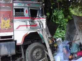 सारण समाचारः बालू लदे बेलगाम ट्रक ने 4 दुकानों को रौंदा, 2 जख्मी