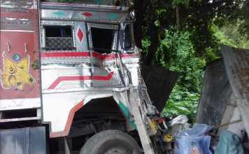 सारण समाचारः बालू लदे बेलगाम ट्रक ने 4 दुकानों को रौंदा, 2 जख्मी