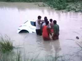 खाई में गिरी कार, दो लोगों की मौके पर ही हो गयी मौत