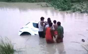 खाई में गिरी कार, दो लोगों की मौके पर ही हो गयी मौत
