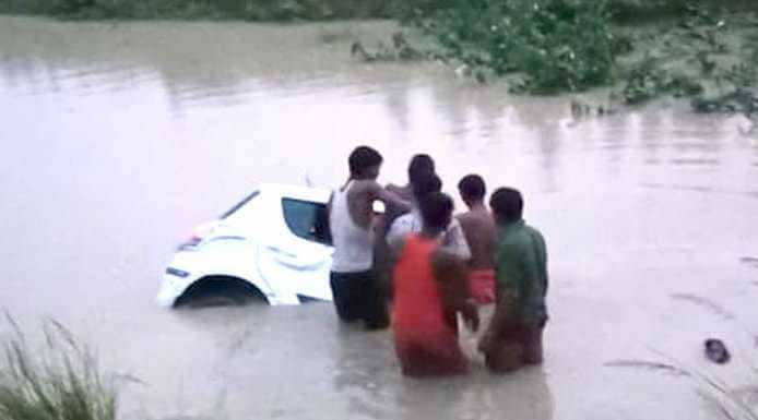 खाई में गिरी कार, दो लोगों की मौके पर ही हो गयी मौत