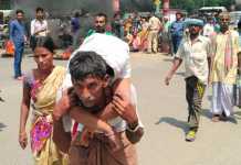 बंद के दौरान बीमार बेटी को पीठ पर लाद अस्पताल ले गये पिता