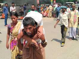 बंद के दौरान बीमार बेटी को पीठ पर लाद अस्पताल ले गये पिता