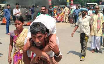 बंद के दौरान बीमार बेटी को पीठ पर लाद अस्पताल ले गये पिता